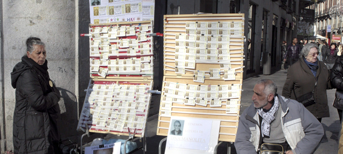Vendedores de lotería en sus puestos en la madrileña Puerta del Sol