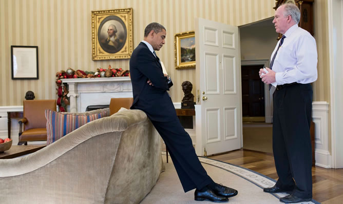 El presidente estadounidense, Barack Obama, charla con su actual asesor de Contraterrorismo, John Brennan, quien será nombrado nuevo director de la Agencia Central de Inteligencia (CIA)