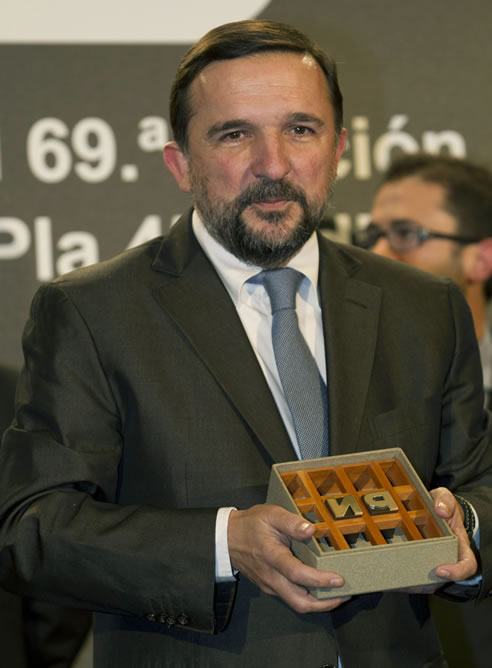 El periodista Sergio Vila-Sanjuán posa con su galardón tras ganar el 69 Premio Nadal, con su novela 'Estaba en el aire', durante la gala celebrada en Barcelona