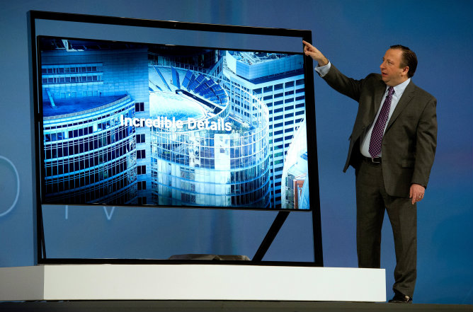 Joe Stinziano, vicepresidente de Samsung en América, muestra la nueva televisión Ultra HD UN85S9 durante la primera jornada del CES en Las Vegas