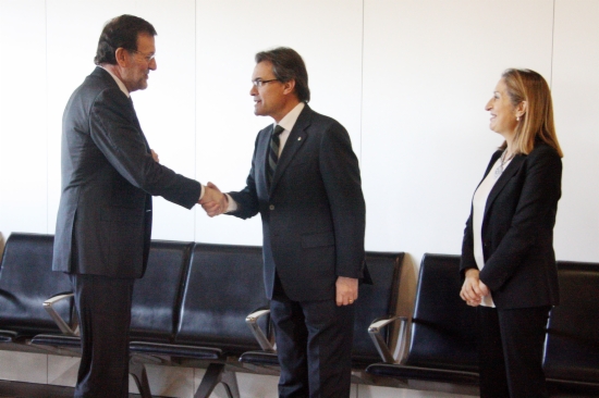 Mariano Rajoy y Artur mas se saludan en la estación de Sants, antes de embarcar en el AVE inuaugural del trayecto Barcelona-Girona-Figueres