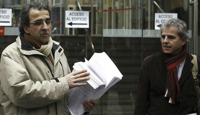 Los portavoces de la Plataforma de Equipos Directivos de Centros de Salud de Madrid, Paulino Cubero y Alejandro Tejedor, presentan las cartas de dimisión