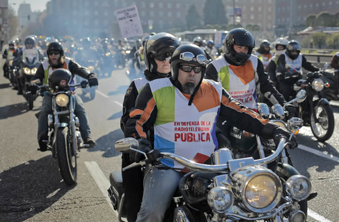 Un centenar de trabajadores de Telemadrid se manifestó en Madrid, conduciendo motocicletas, en protesta por el ERE de Telemadrid