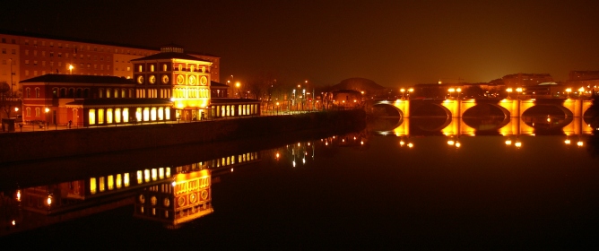 Imagen nocturna del río Ebro a su paso por la capital riojana.