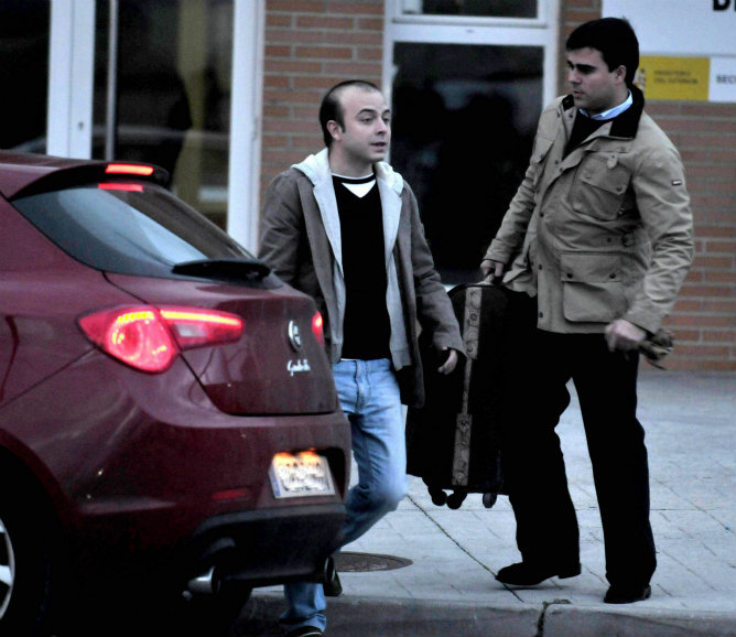 A Carromero le esperaban a la salida del centro penitenciario dos amigos, con los que ha viajado a la capital de España en el coche particular de estos.