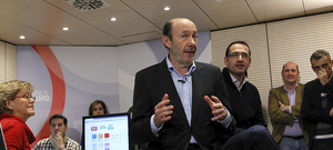 El secretario general del PSOE, Alfredo Pérez Rubalcaba, charla con voluntarios del partido