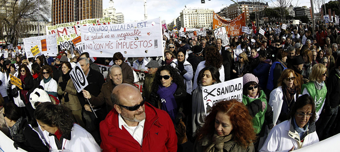 Participantes en la manifestación para protestar contra las privatizaciones de la sanidad aprobadas por el Gobierno madrileño