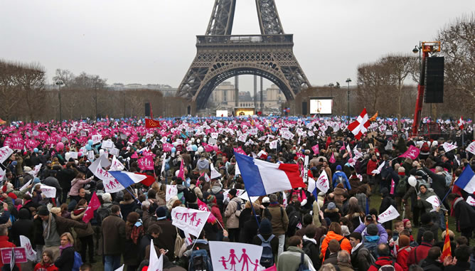 Multitudinaria manifestación contra el matrimonio homosexual en la explanada del Campo de Marte, a los pies de la Torre Eiffel.