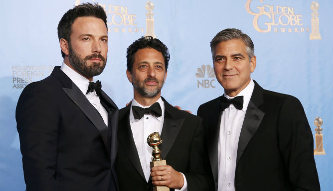 El director de 'Argo', Ben Affleck posa con los productores Heslov y Clooney