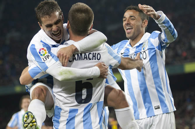 El centrocampista del Málaga, Ignacio Camacho , celebra el segundo gol del equipo malacitano con sus compañeros, el portugués Eliseu y el brasileño, Weligton, durante el encuentro correspondiente a la ida de los cuartos de final de la Copa del Rey