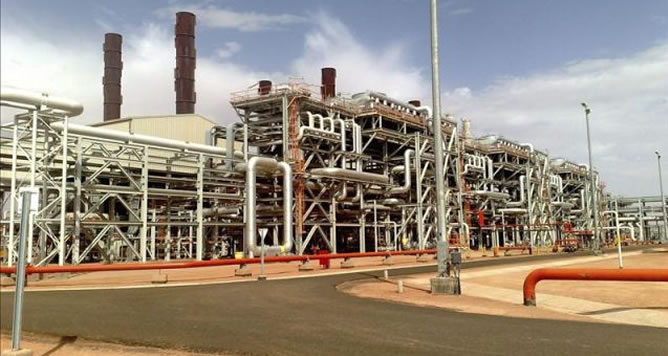 Imagen cedida por la petrolera British Petroleum (BP) el 16 de enero de 2013 que muestra la central de gas de Amenas, Argelia