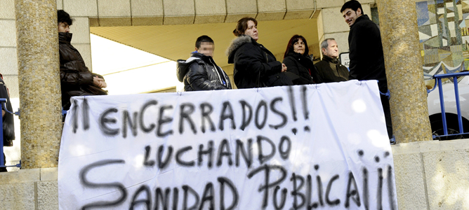 Pancarta en el exterior del Hospital Virgen de Salud de Toledo en protesta por el cierre de las urgencias nocturnas