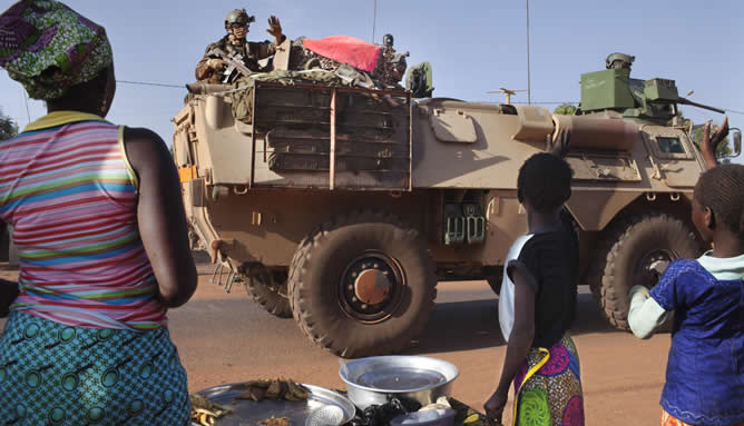 Algunos malineses saludan a las tropas francesas a su paso por la ciudad de Konobougou