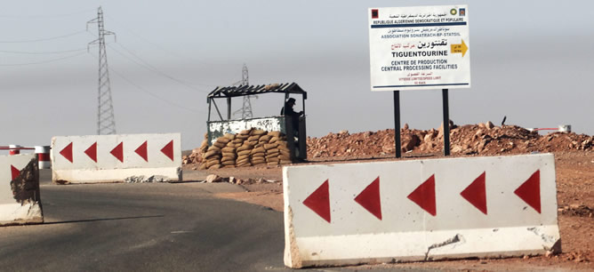 Un soldado argelino en un puesto de control a 10 km de la planta de gas Tiguentourine.