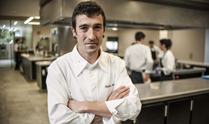 Eneko Atxa, chef del restaurante Azurmendi, con tres estrellas Michelin, es uno de las grandes figuras de la cocina española.