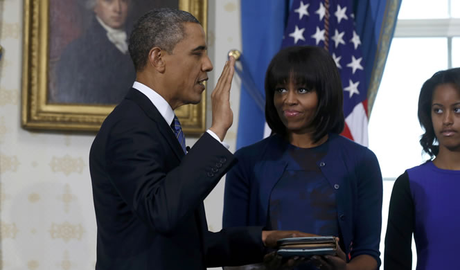 Barack Obama jura el cargo ante la presencia de su mujer Michelle y se sus hijas.