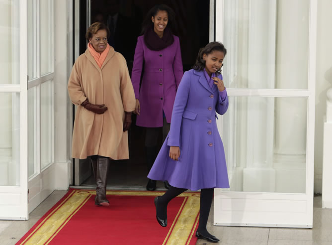 La suegra de Obama, Marian Robinson, y las hijas del presidente Malia y Sasha Obama salen de la Casa Blanca.
