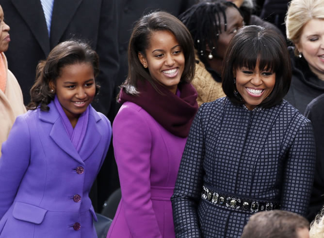 Las hijas de Obama, Sasha y Malia junto a su madre Michelle Obama.