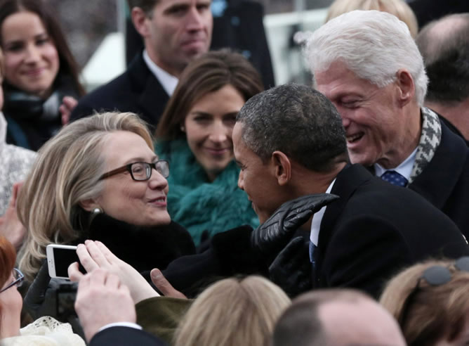 Barack Obama saluda a la exsecretaria de estado Hillary Clinton y a su marido, el expresidente Bill Clinton.