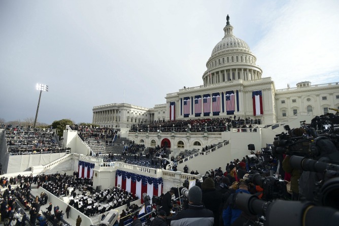 Numerosas personas y medios de comunicación toman asiento frente al capitolio horas antes del discurso inaugural del presidente estadounidense, Barack Obama, en Washington.