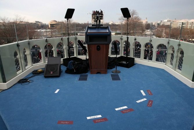 Marcas en el estrado para situar a los familiares del presidente estadounidense, Barack Obama, y del vicepresidente, Joe Biden, horas antes de su discurso inaugural en Washington