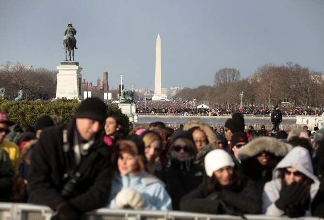 Miles de personas esperan el discurso inaugural de Obama en el Monumento a Washington
