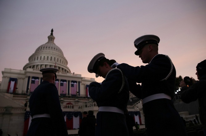 Militares estadounidenses, se preparan horas antes del discurso inaugural del presidente estadounidense, Barack Obama, en Washington