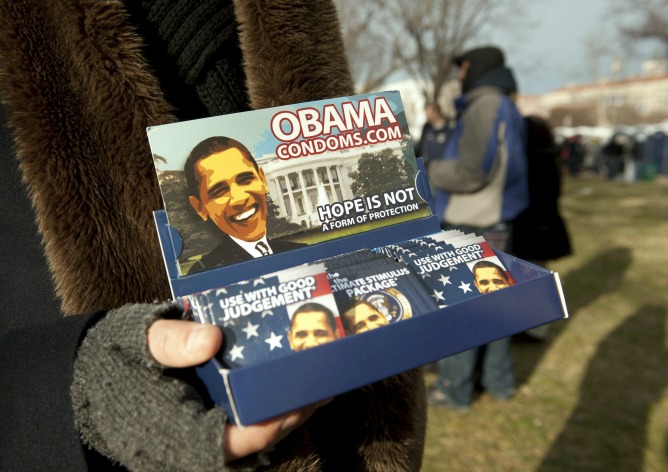 Josip Ricov vende preservativos con la imagen del presidente estadounidense, Barack Obama, horas antes del discurso inaugural de Obama