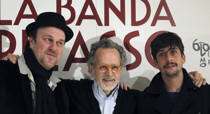 Fernando Colomo rodeado de Ignacio Mateos y Pierre Bénézit en la presentación de 'La banda Picasso'
