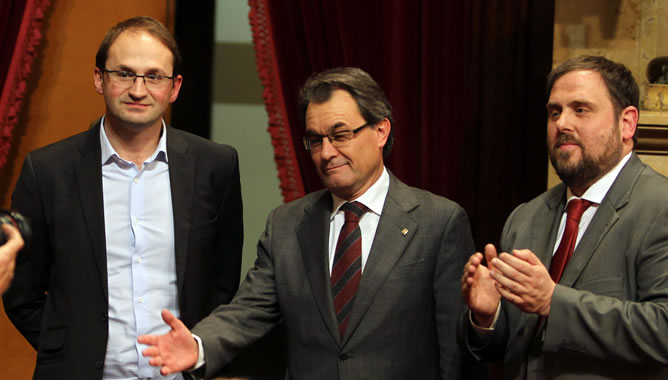 El líder de ICV-EUiA, Joan Herrera; el presidente de la Generalitat, Artur Mas; y el líder de ERC, Oriol Junqueras, tras la votación en la que el pleno del Parlamento catalán