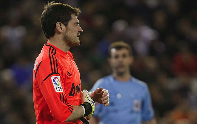 Casillas, con gesto de dolor cuando abandona el terreno de juego de Mestalla