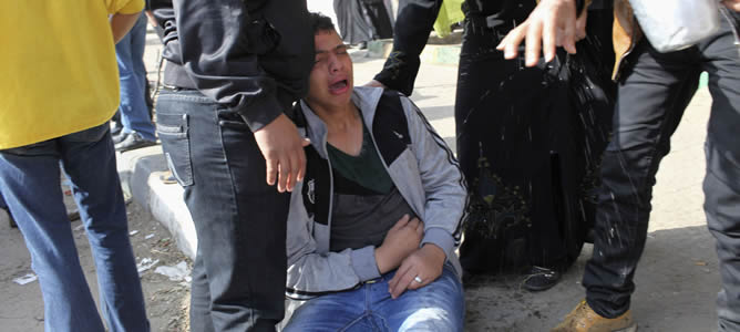 La gente reacciona tras escuchar el veredicto final del Puerto Said masacre 2012, en Port Said Reacciones de familiares de los acusados tras escuchar el veredicto final de la tragedia de Port  Said.
