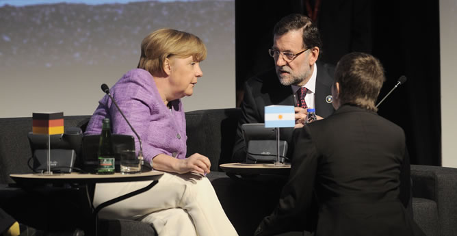 El presidente del Gobierno, Mariano Rajoy junto con la canciller alemana, Angela Merkel, en la cumbre de Chile.