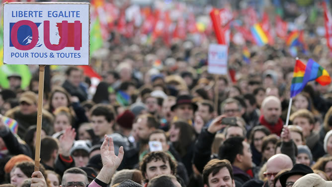 Manifestantes en París en defensa del matrimonio y la adopción para las parejas homosexuales.