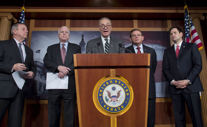 El grupo de senadores de ambos partidos conformado, entre otros, por Dick Durbin, John McCain, Chuck Schumer, Robert Menendez y Marco Rubio en una rueda de prensa en el Capitolio en Washington