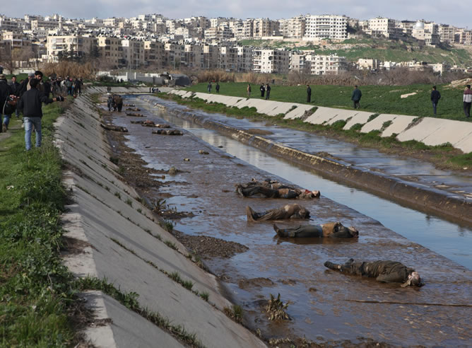 Cadáveres que aparecieron en un pequeño canal situado en un barrio de Alepo bajo control del Gobierno, en Siria
