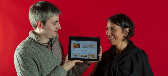 Tomás Antón Escobar y Gabriela Bossio, de la empresa Neo Labels, han presentado la 'app' de Ferran Adrià en el encuentro The App Date.