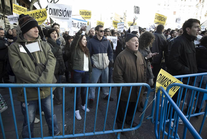 Numerosas personas se han concentrado hoy en los alrededores de la sede del PP, en la madrileña calle Génova, donde hoy celebra una reunión extraordinaria el Comité Ejecutivo Nacional del partido para responder por las informaciones del 'caso Bárcenas'. Numerosas personas se han concentrado hoy en los alrededores de la sede del PP, en la madrileña calle Génova, donde hoy celebra una reunión extraordinaria el Comité Ejecutivo Nacional del partido para responder por las informaciones del 'caso Bárcenas'.