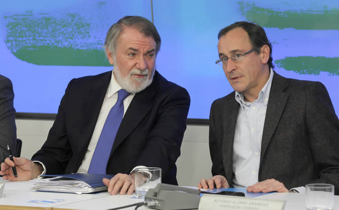 Jaime Mayor Oreja y Alfonso Alonso al inicio de una reunión extraordinaria del Comité Ejecutivo Nacional del PP. Jaime Mayor Oreja y Alfonso Alonso al inicio de una reunión extraordinaria del Comité Ejecutivo Nacional del PP.