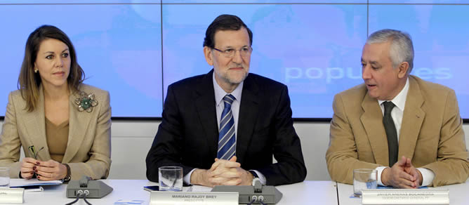 El presidente del Gobierno y del PP, Mariano Rajoy, junto a la secretaria general del partido, María Dolores de Cospedal, y el vicesecretario Javier Arenas, al inicio de una reunión extraordinaria del Comité Ejecutivo Nacional de los populares. Se espera que den explicaciones sobre el 'caso Bárcenas'. El presidente del Gobierno y del PP, Mariano Rajoy, junto a la secretaria general del partido, María Dolores de Cospedal, y el vicesecretario Javier Arenas, al inicio de una reunión extraordinaria del Comité Ejecutivo Nacional de los populares. Se espera que den explicaciones sobre el 'caso Bárcenas'.