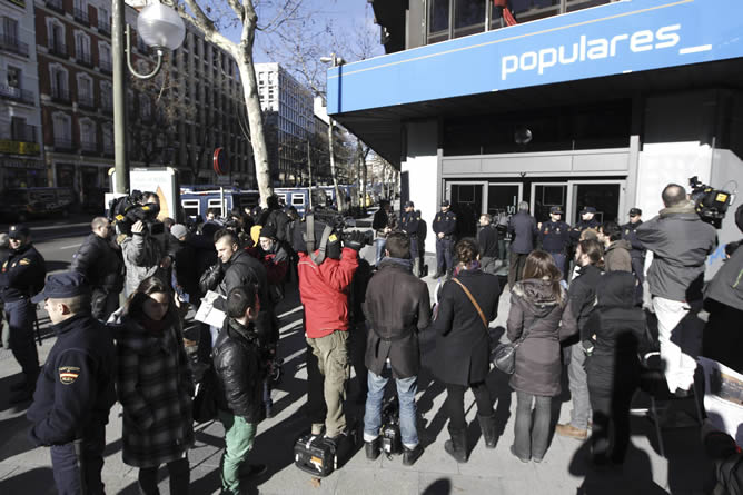 Numerosos periodistas esperan a la entrada de la sede del Partido Popular, en la madrileña calle Génova, que celebra hoy una reunión extraordinaria de su Comité Ejecutivo Nacional. Numerosos periodistas esperan a la entrada de la sede del Partido Popular, en la madrileña calle Génova, que celebra hoy una reunión extraordinaria de su Comité Ejecutivo Nacional.