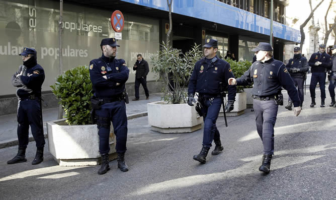 Expectación en la sede del PP de Génova entre grandes medidas de seguridad. Se puede ver un amplio dispositivo policial desplegado a las puertas de la sede del PP. Expectación en la sede del PP de Génova entre grandes medidas de seguridad. Se puede ver un amplio dispositivo policial desplegado a las puertas de la sede del PP.