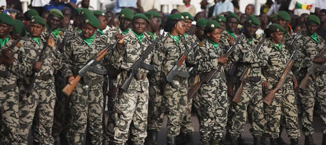 Un grupo de soldados malienses tras la visita del presidente francés François Hollande.