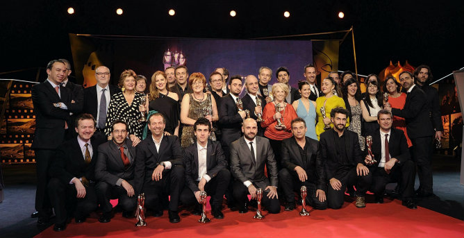 Los ganadores de las distintas categorias de los V Premios Gaudí de cine posan sonrientes