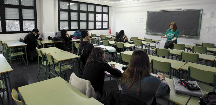 Una profesora imparte clase en aula prácticamente vacía, en el instituto Juan de la Cierva de Madrid, durante el primer día de huelga general en los centros públicos no universitarios