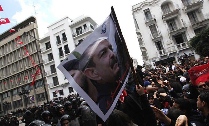 Manifestantes tunecinos gritan consignas durante una manifestación después de la muerte del líder de la oposición tunecina Belaid frente al ministerio del Interior en Túnez