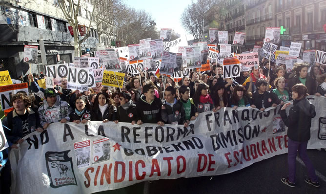 Los estudiantes recorren el centro de Madrid en una manifestación contra la reforma educativa que prepara el Ministerio de Educación