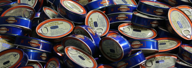 Una imagen de latas de atún apiladas en la factoría de Conservas Zallo, en Bermeo.