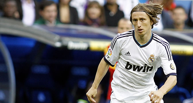 Modric, durante un partido en el Bernabéu