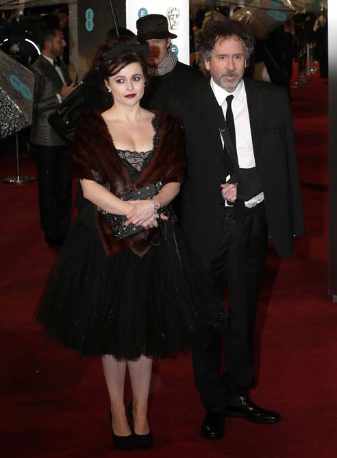 El director de cine Tim Burton posa junto a su esposa, la actriz Helena Bonham Carter.